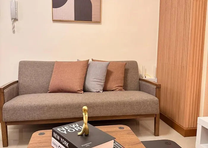 Casa Cserina 2-bedroom Palm West Near Moa, Naia, Okada, Solaire And Bay With Karaoke, Netflix & Games Apartment *