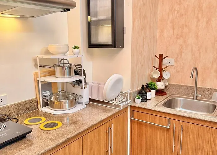 Casa Cserina 2-bedroom Palm West Near Moa, Naia, Okada, Solaire And Bay With Karaoke, Netflix & Games