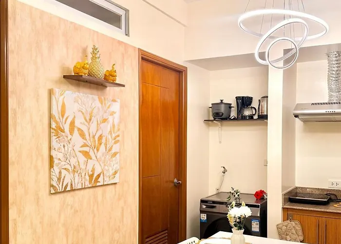 Casa Cserina 2-bedroom Palm West Near Moa, Naia, Okada, Solaire And Bay With Karaoke, Netflix & Games Apartment *