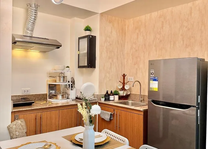 Casa Cserina 2-bedroom Palm West Near Moa, Naia, Okada, Solaire And Bay With Karaoke, Netflix & Games Apartment