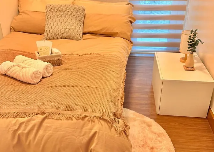 Casa Cserina 2-bedroom Palm West Near Moa, Naia, Okada, Solaire And Bay With Karaoke, Netflix & Games Apartment