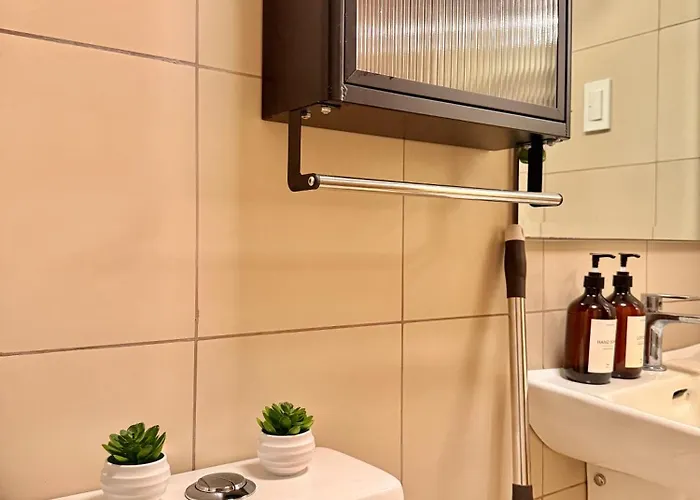Casa Cserina 2-bedroom Palm West Near Moa, Naia, Okada, Solaire And Bay With Karaoke, Netflix & Games Manila