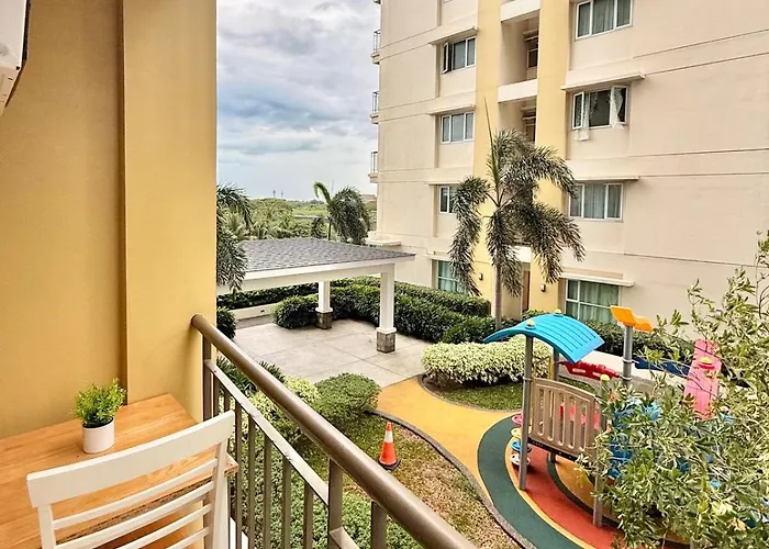 Casa Cserina 2-bedroom Palm West Near Moa, Naia, Okada, Solaire And Bay With Karaoke, Netflix & Games Apartment