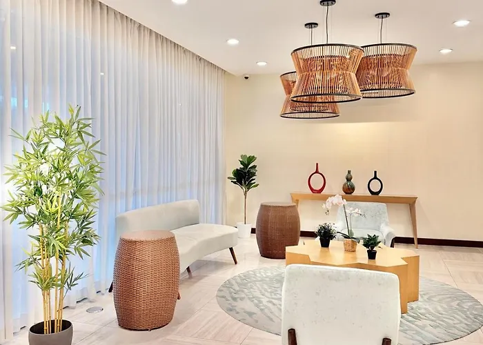 Casa Cserina 2-bedroom Palm West Near Moa, Naia, Okada, Solaire And Bay With Karaoke, Netflix & Games *